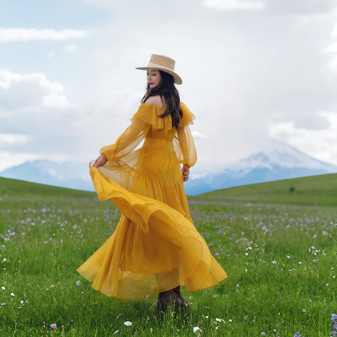 理想三旬旅行女装度假风红白色姜黄色大裙摆蛋糕长裙一字肩连衣裙