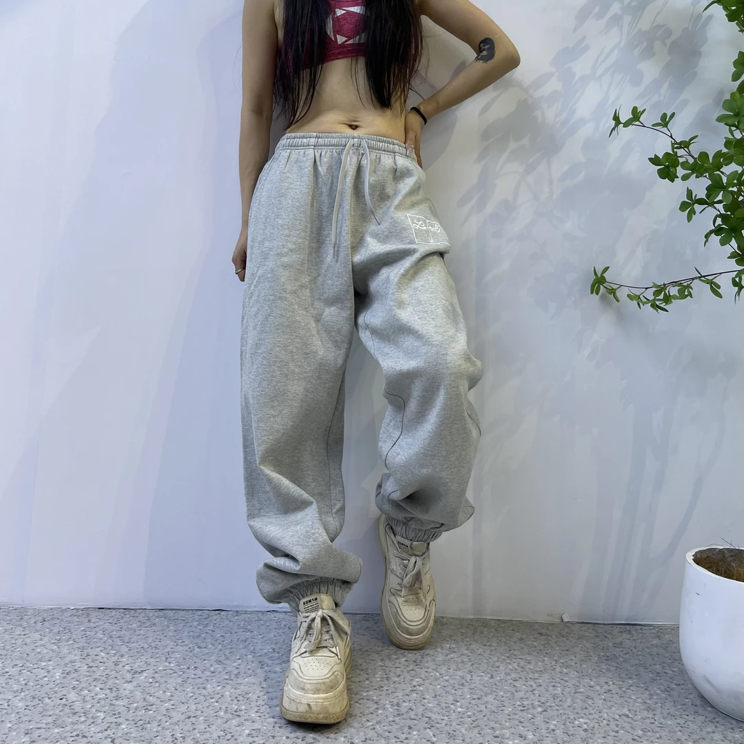 顶货，直筒为宽松束脚卫裤，男女同款