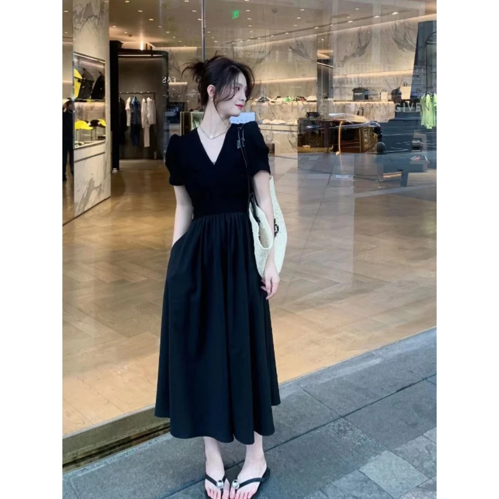 时尚设计感气质修身连衣裙女2025夏季新款收腰显瘦遮肚别致小黑裙