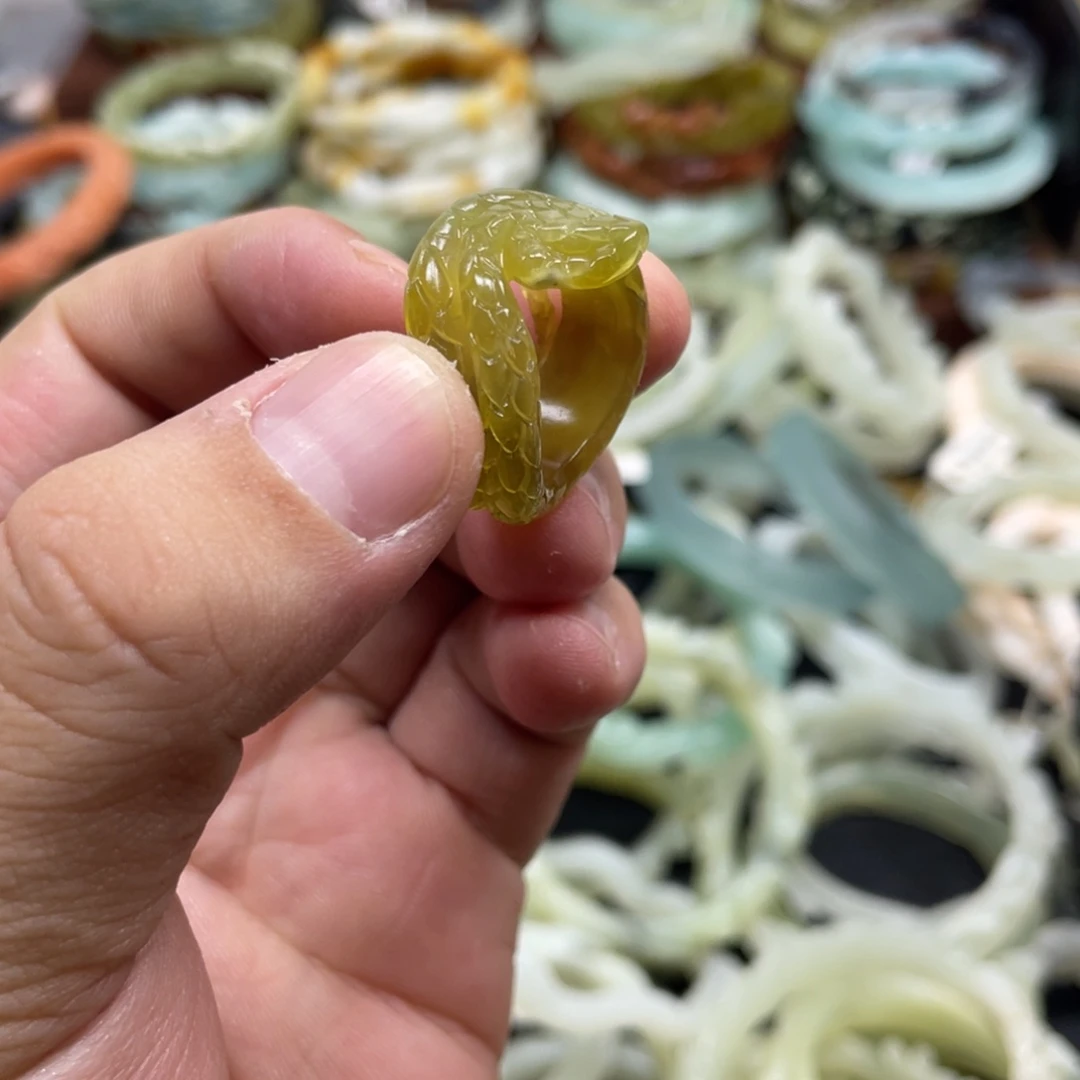 蛇纹石玉未镶嵌戒指