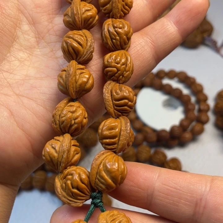 3号链接桃核手串一个