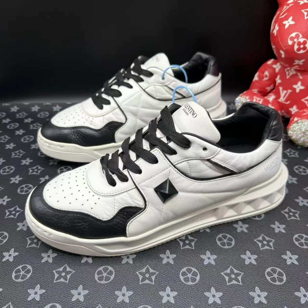 95新 Valentino/华伦天奴 百搭时尚黑白铆钉板鞋 42欧码 olas224