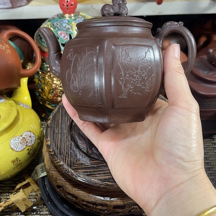 茶壶紫砂原矿泥料手工制作的一把紫砂壶。