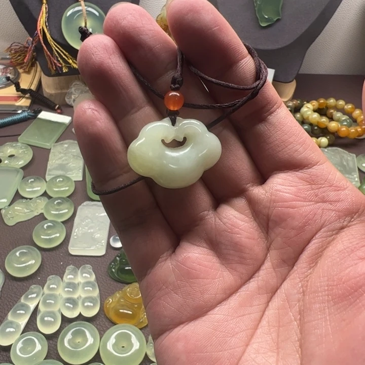 岫玉未镶嵌颈饰吊坠