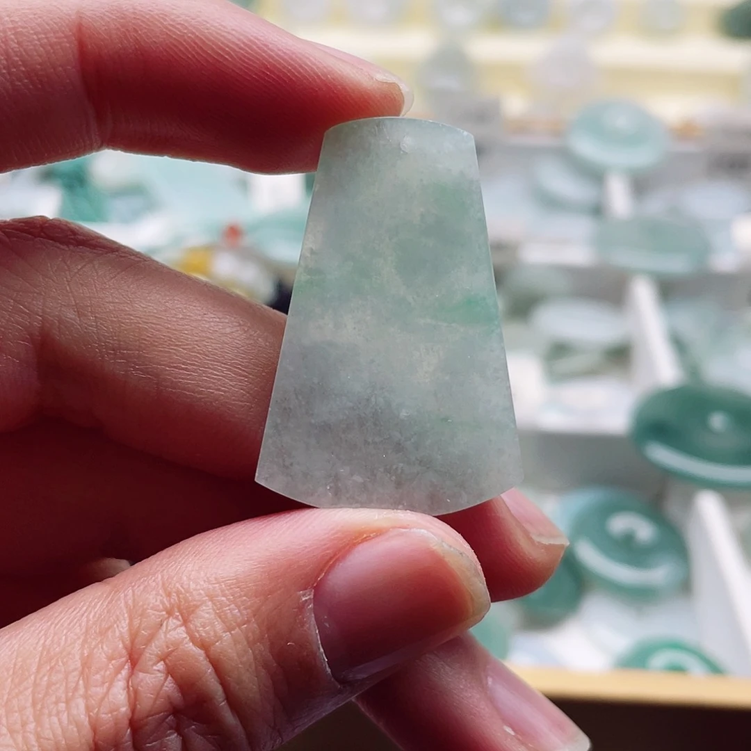 翡翠颈饰未镶嵌天然翡翠