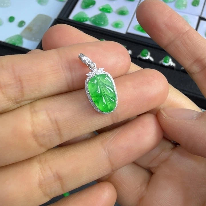 翡翠颈饰18K金镶嵌叶子