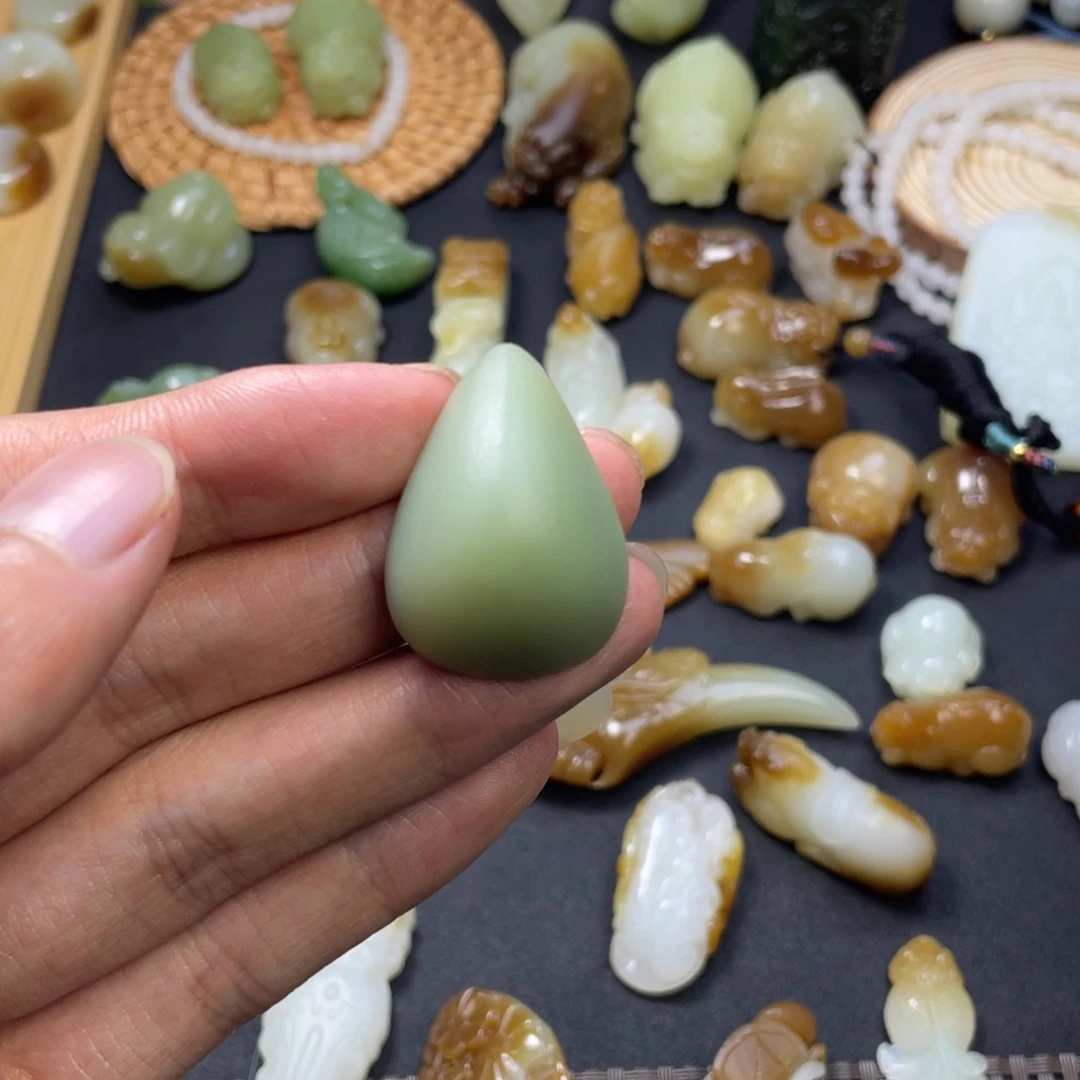 和田玉未镶嵌颈饰且末料吊坠