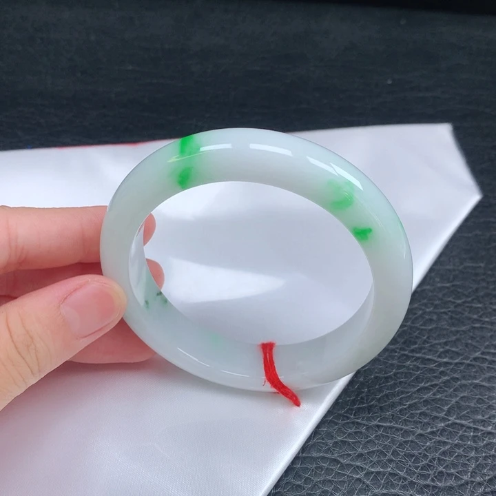 翡翠手镯未镶嵌。