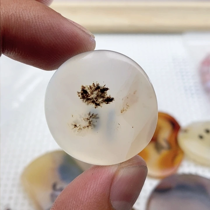 玛瑙/玉髓颈饰未镶嵌丫**?