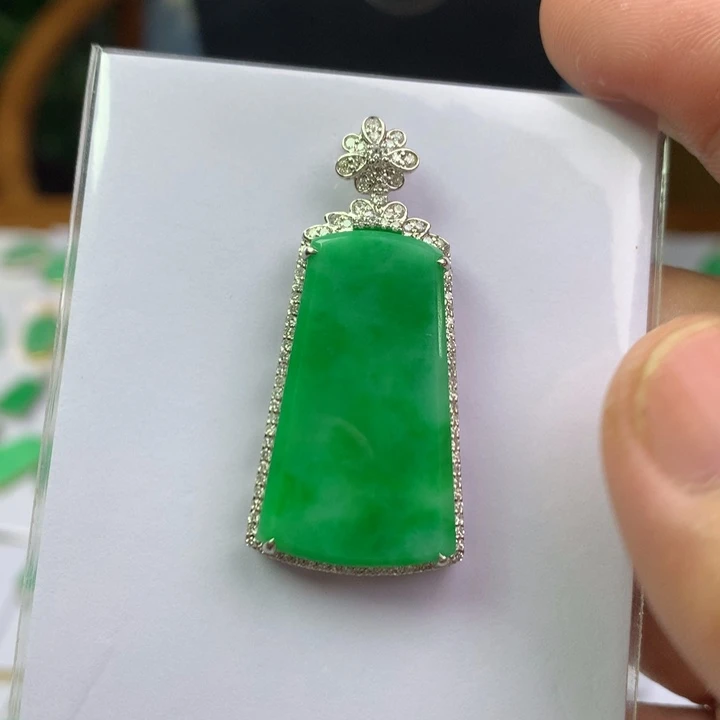 颈饰18K金镶嵌翡翠