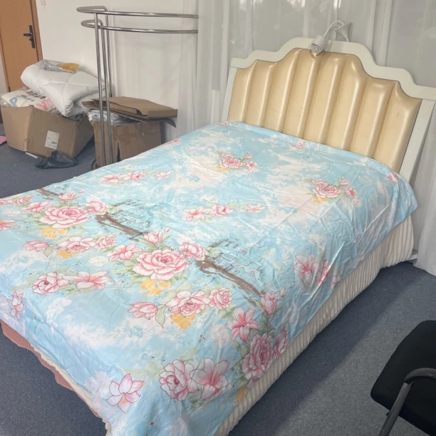 《小华》约200*230天空蓝牡丹花蚕丝被（微瑕）