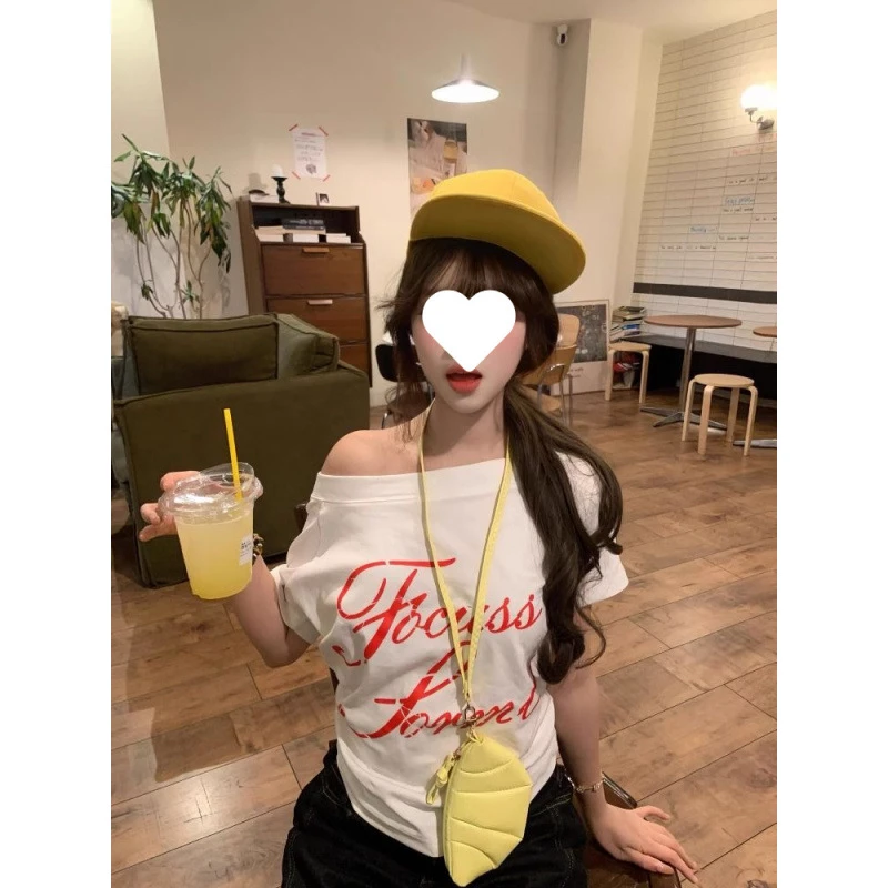 一字领白色露肩短袖t恤女夏季字母印花显瘦纯欲辣妹斜肩短款上衣