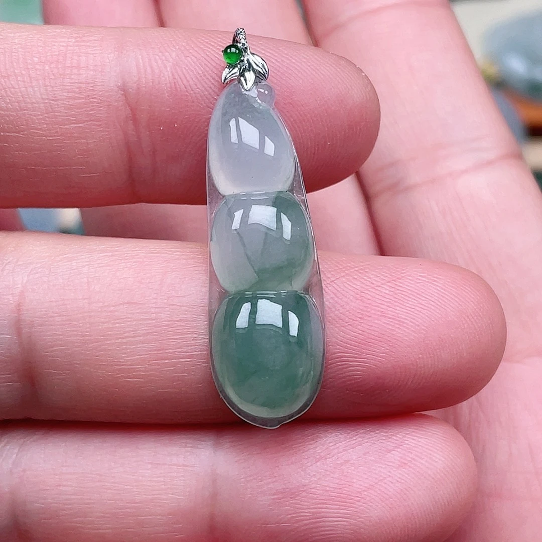 翡翠未镶嵌颈饰豆子