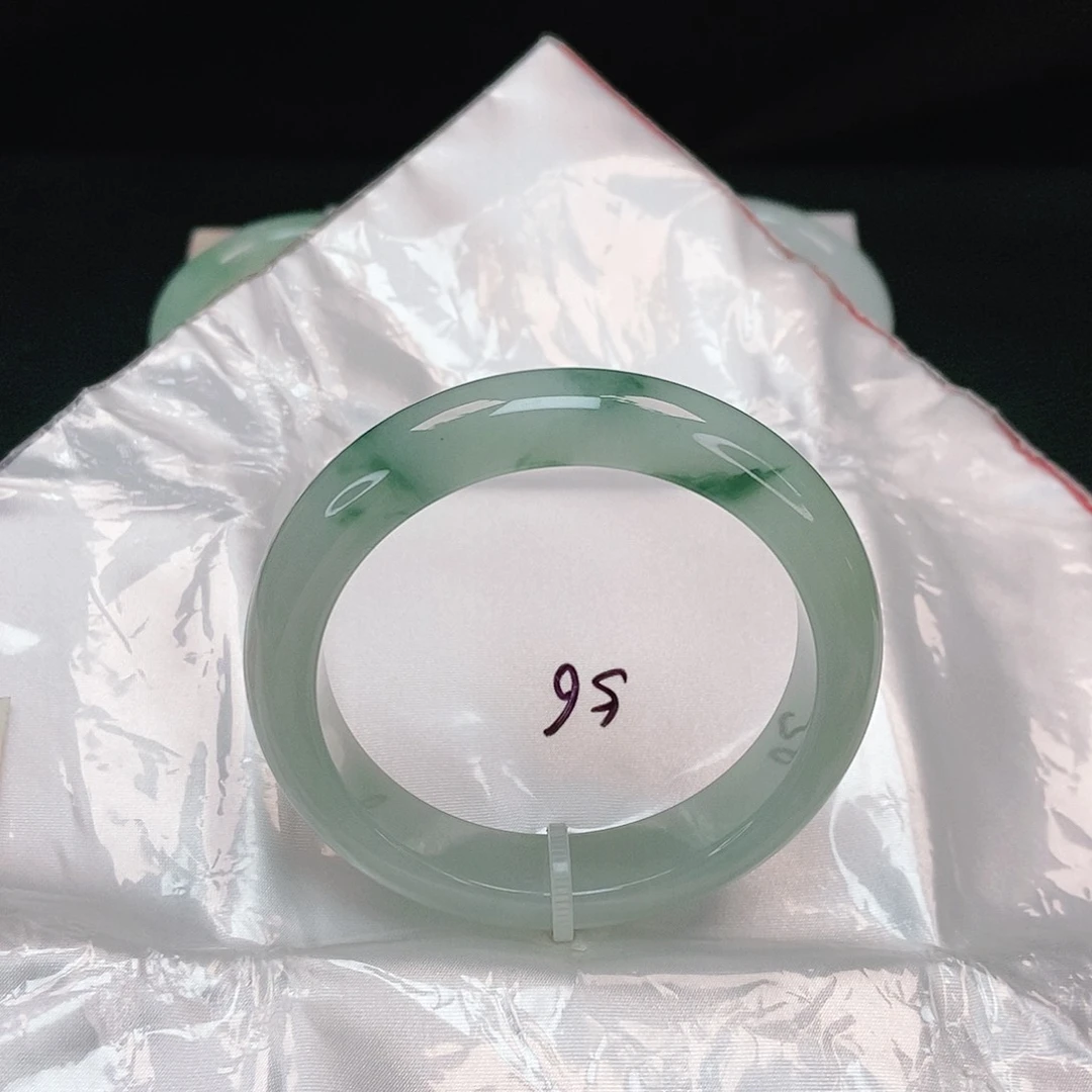 翡翠手镯未镶嵌正圈