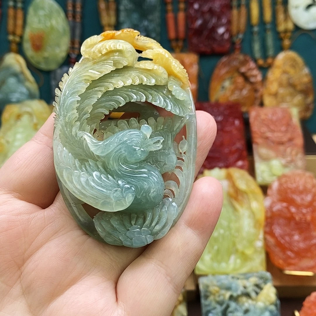 蛇纹石玉未镶嵌颈饰凤凰