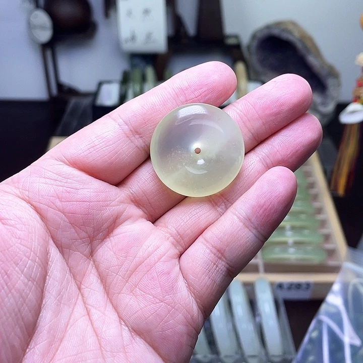 蛇纹石玉颈饰未镶嵌绞****字