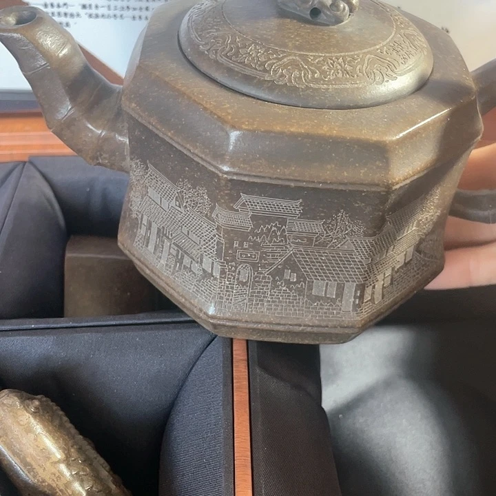 紫砂茶壶原矿泥料手工制作紫砂壶。