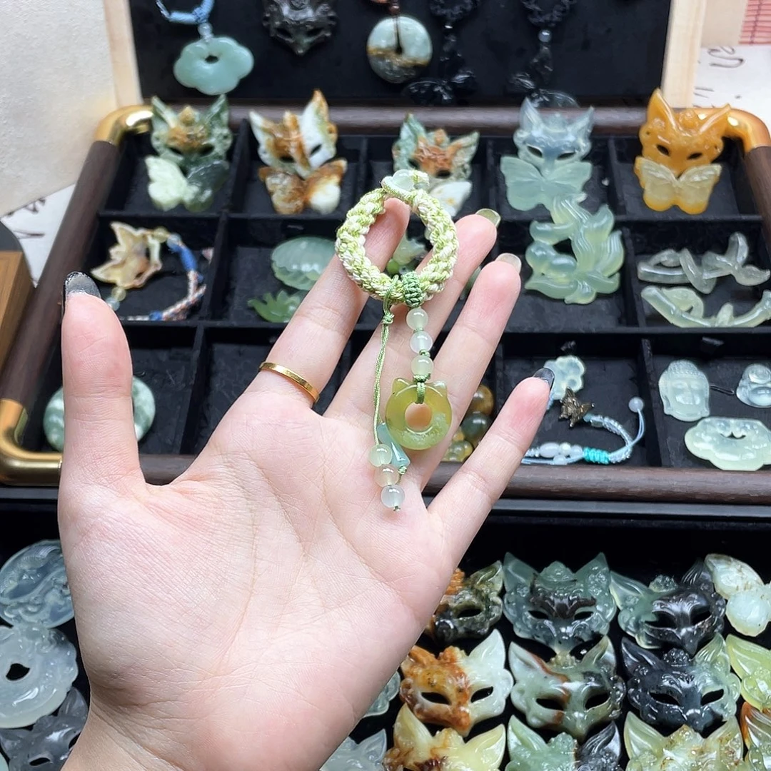 蛇纹石玉未镶嵌颈饰包挂