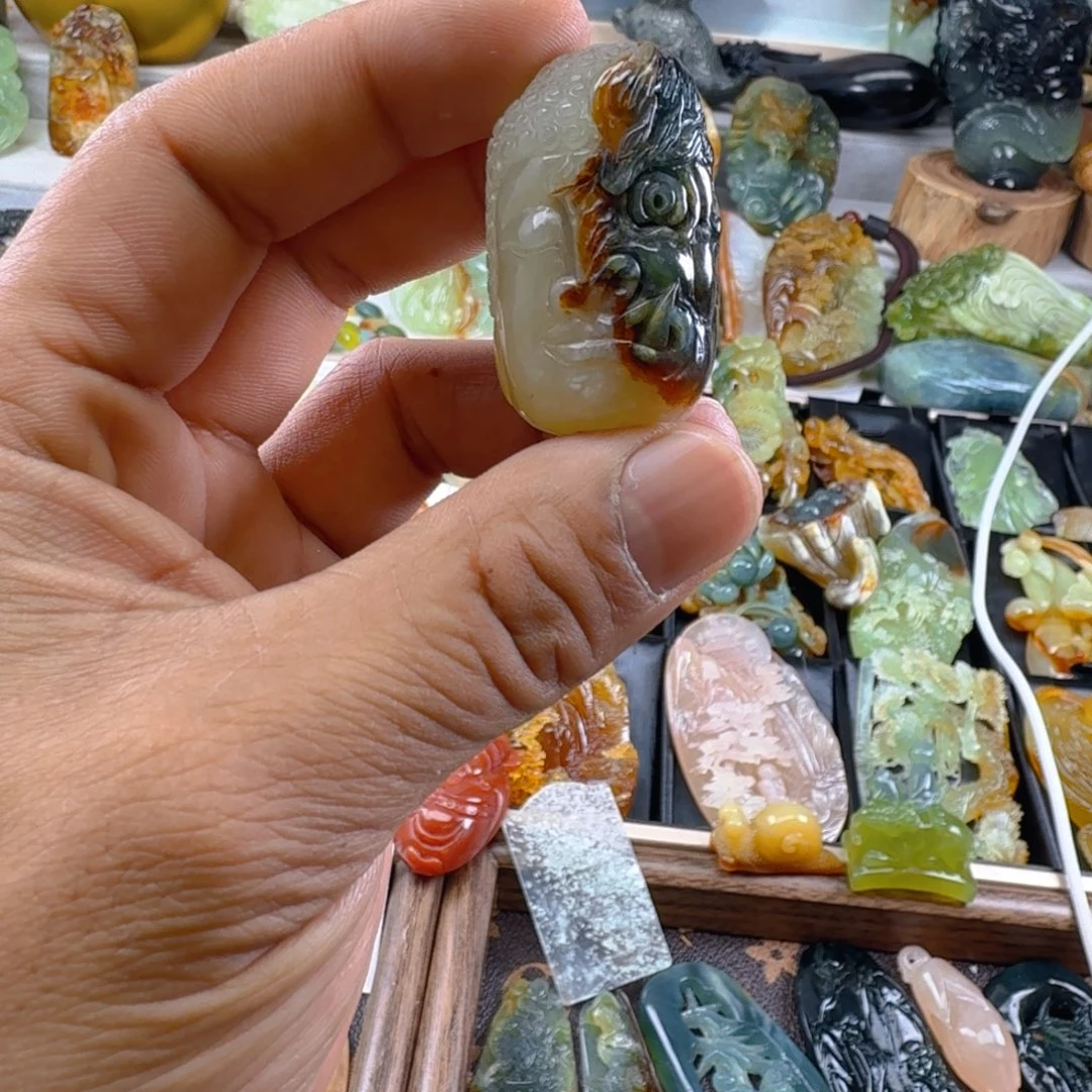 蛇纹石玉未镶嵌颈饰