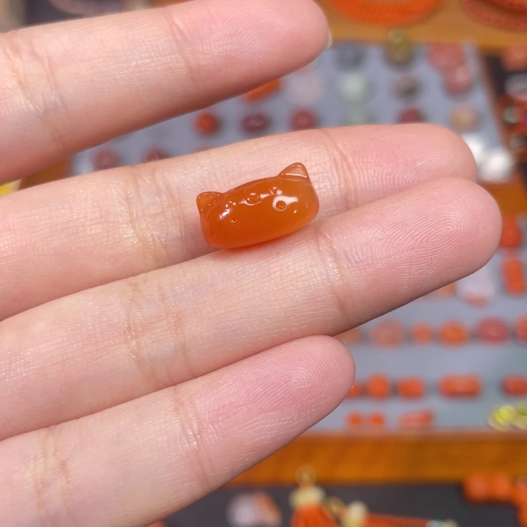 南红玛瑙未镶嵌法棍猫卡9.9通孔