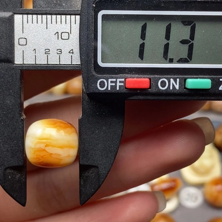 琥珀颈饰未镶嵌老型