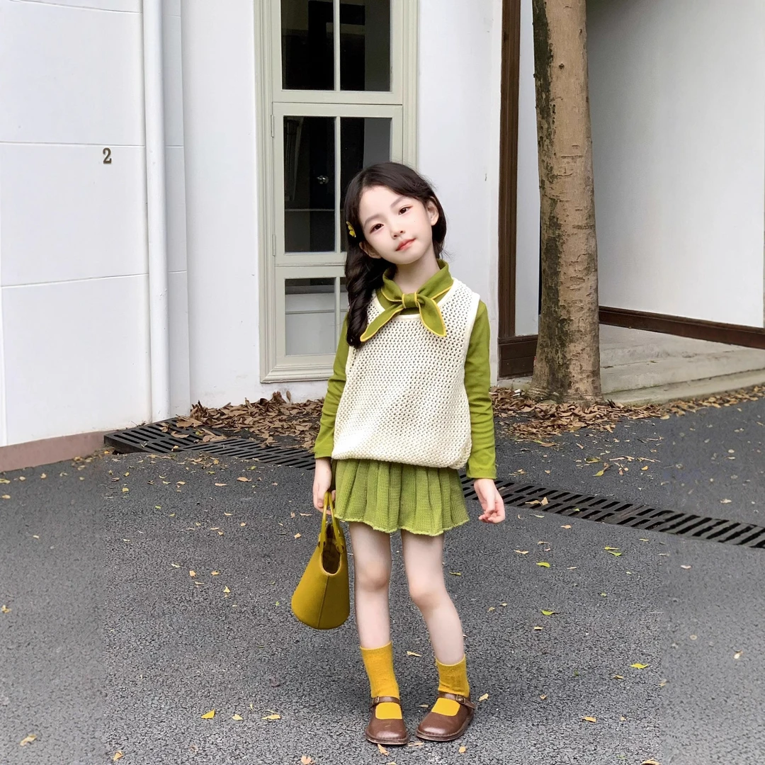 小思家女童2025秋季洋气牛油果绿打底衫镂空马甲毛线百褶裙套装