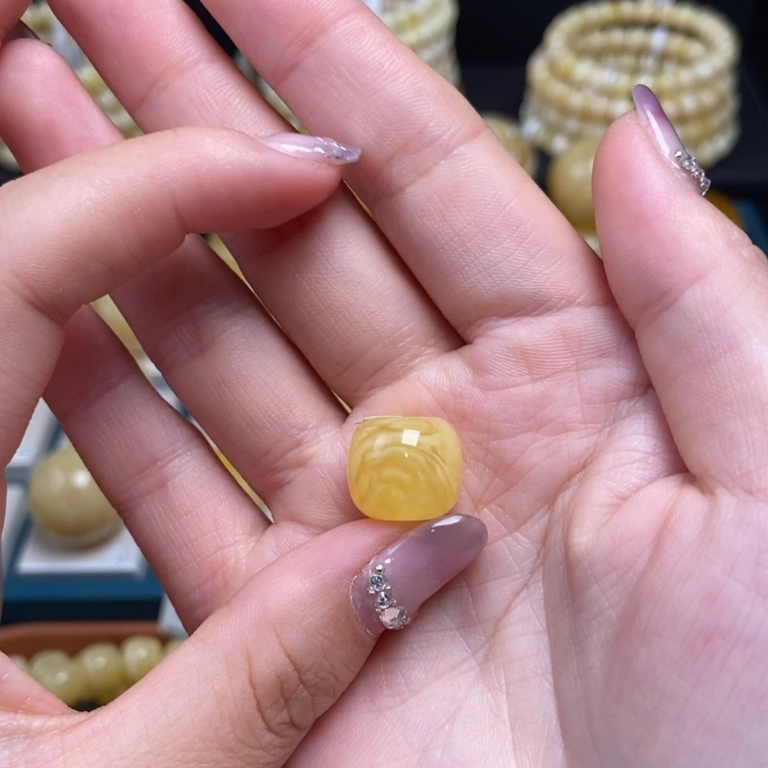 蜜蜡未镶嵌珠宝奇石13.5*11.7mm