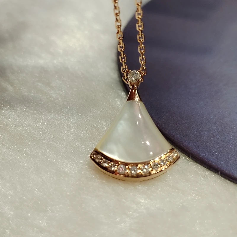 通体18K金贝母钻石项链 玫瑰色七夕小裙项链