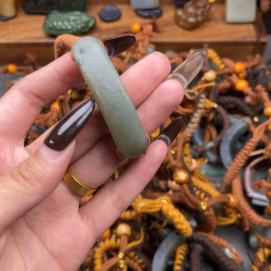 和田玉颈饰未镶嵌一**笔