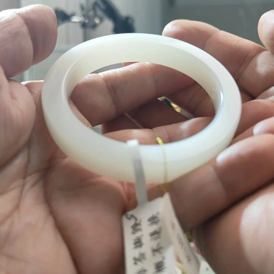 无***氏和田玉未镶嵌手镯