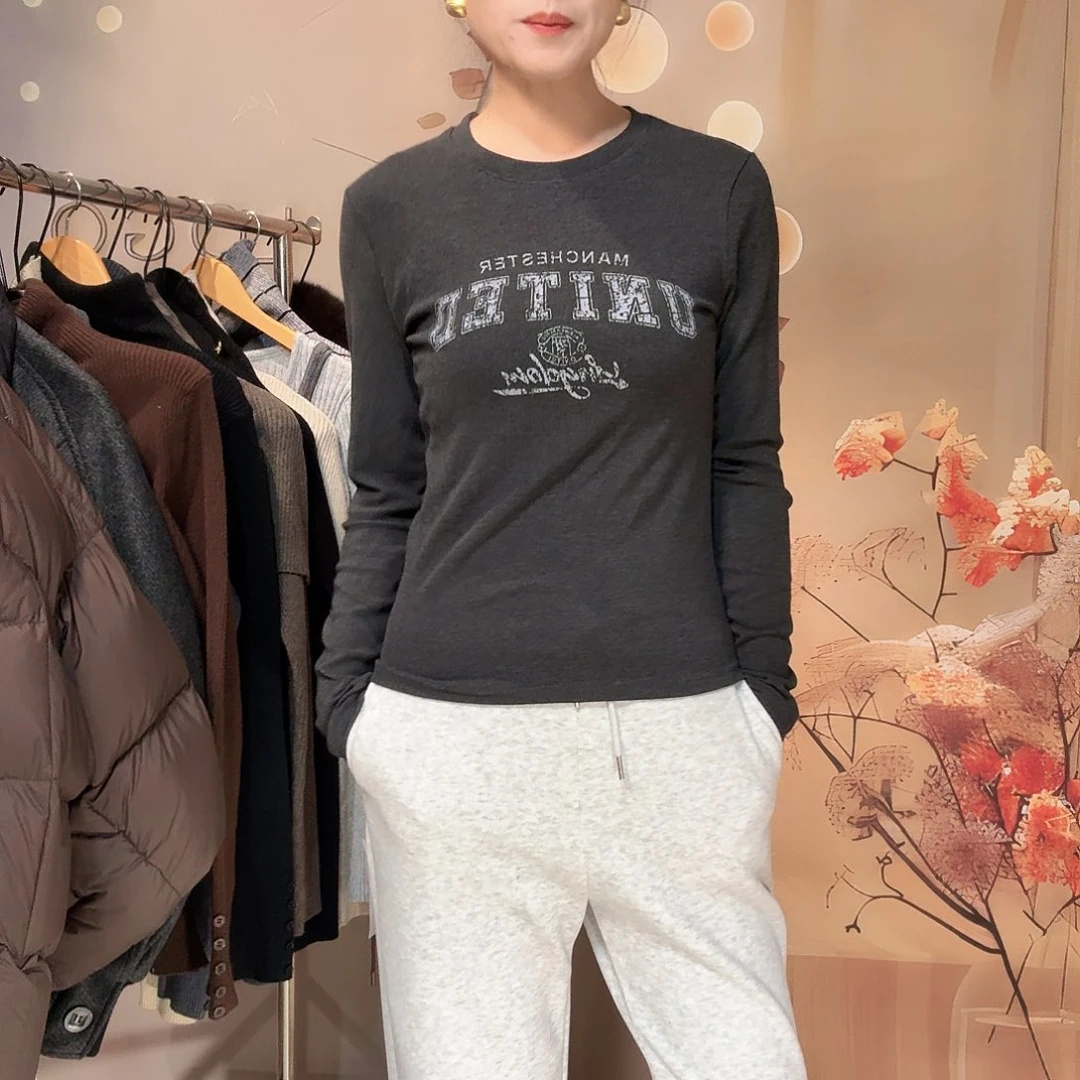 灰色字母印花上衣
