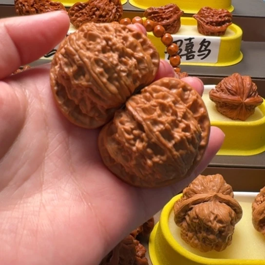 文玩核桃吊坠白狮子三角白