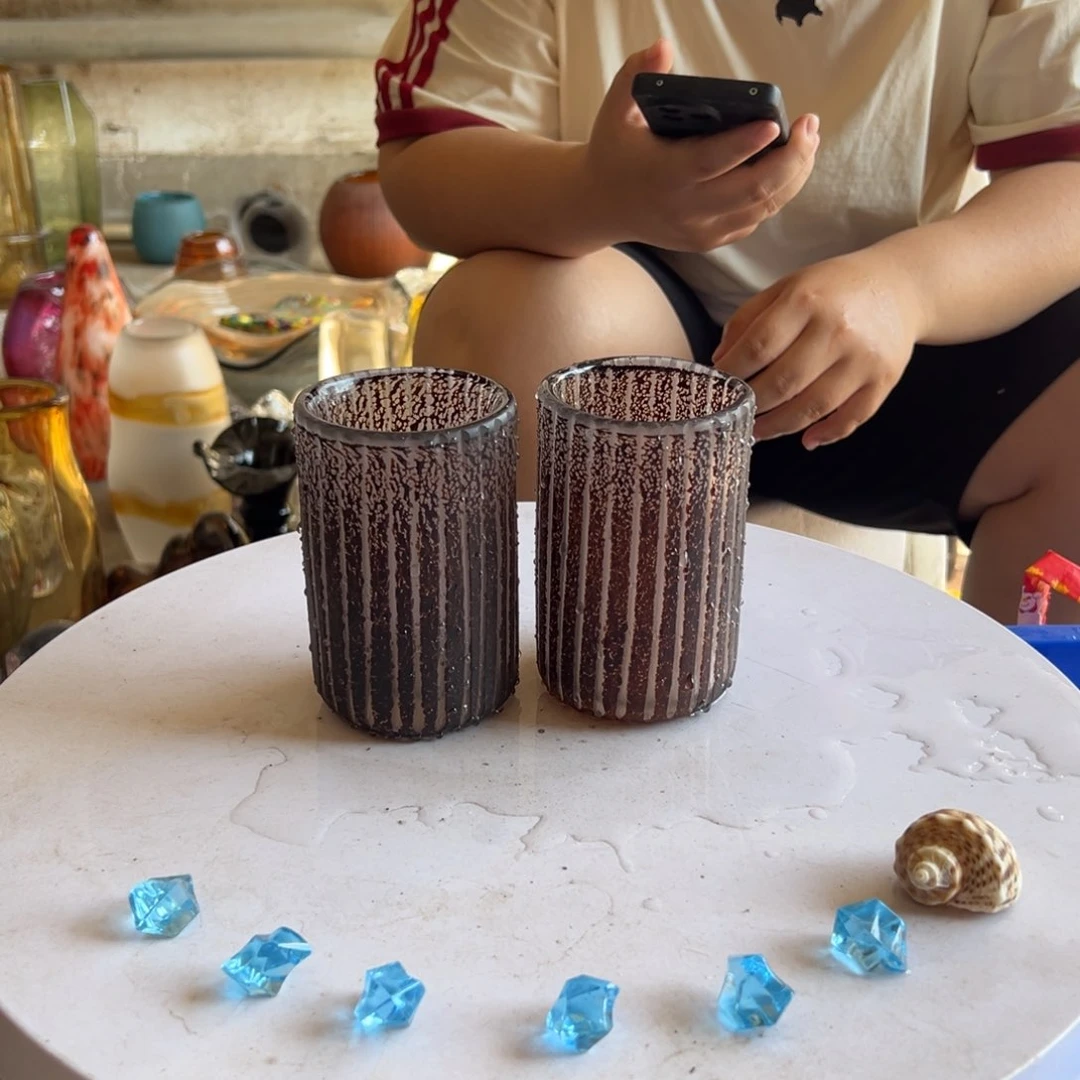 深棕刻磨条纹高度12一对琉璃花器摆件