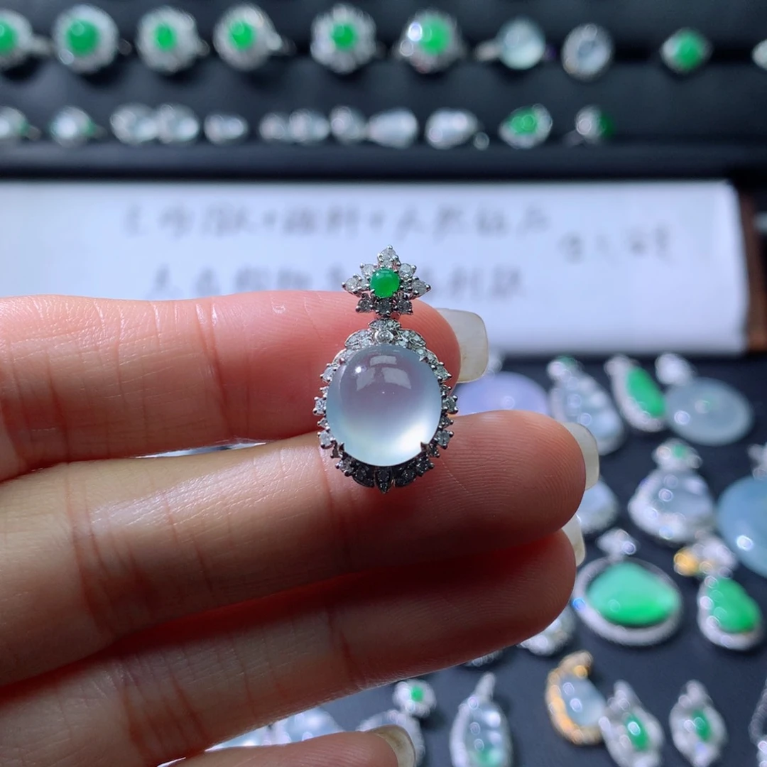 颈饰18K金镶嵌翡翠伴钻