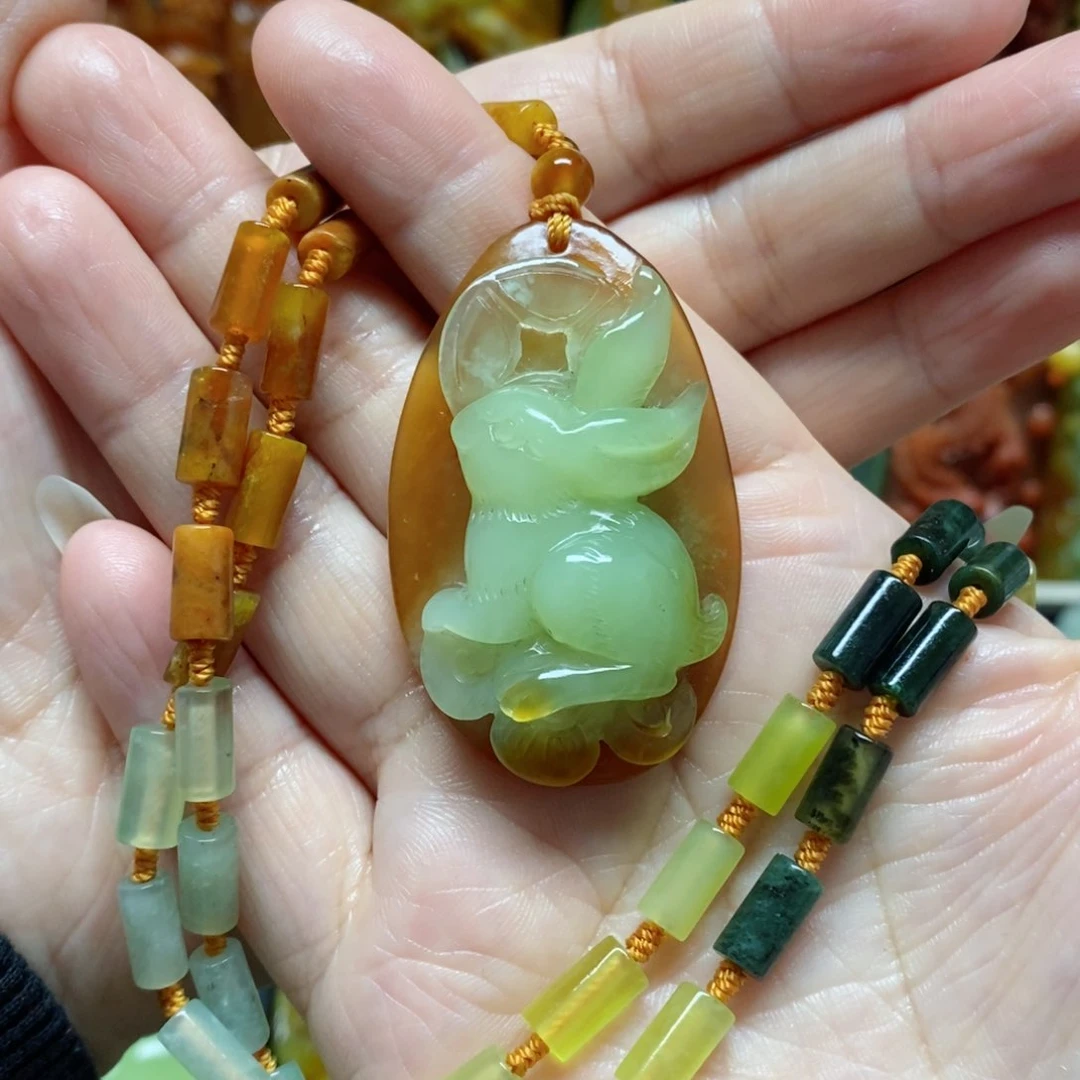 岫玉吊坠(赠链)未镶嵌一**”