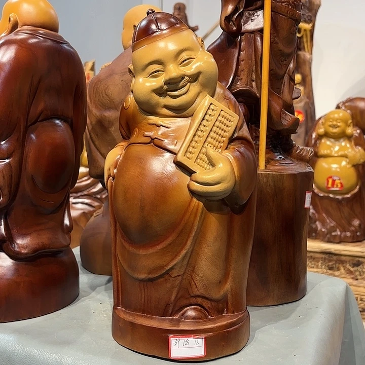 香樟木地主雕刻摆件