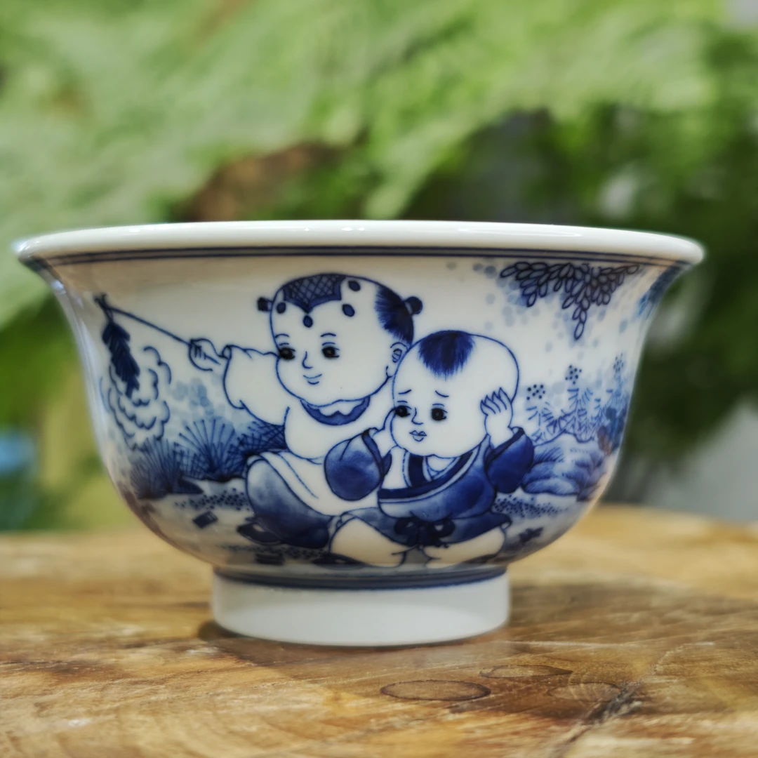 景德镇手绘釉下青花童子内绘小压手杯陶瓷主人杯
