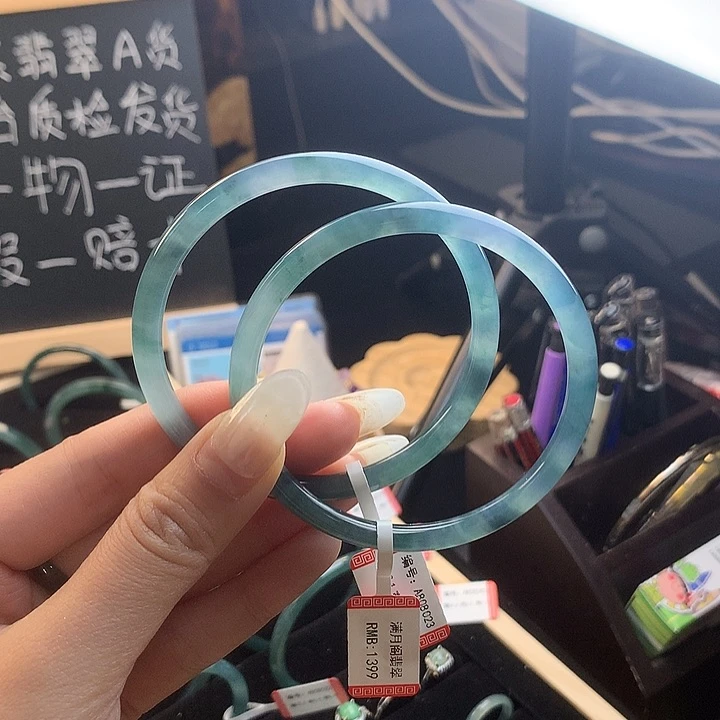 翡翠手镯未镶嵌何****人59圈口