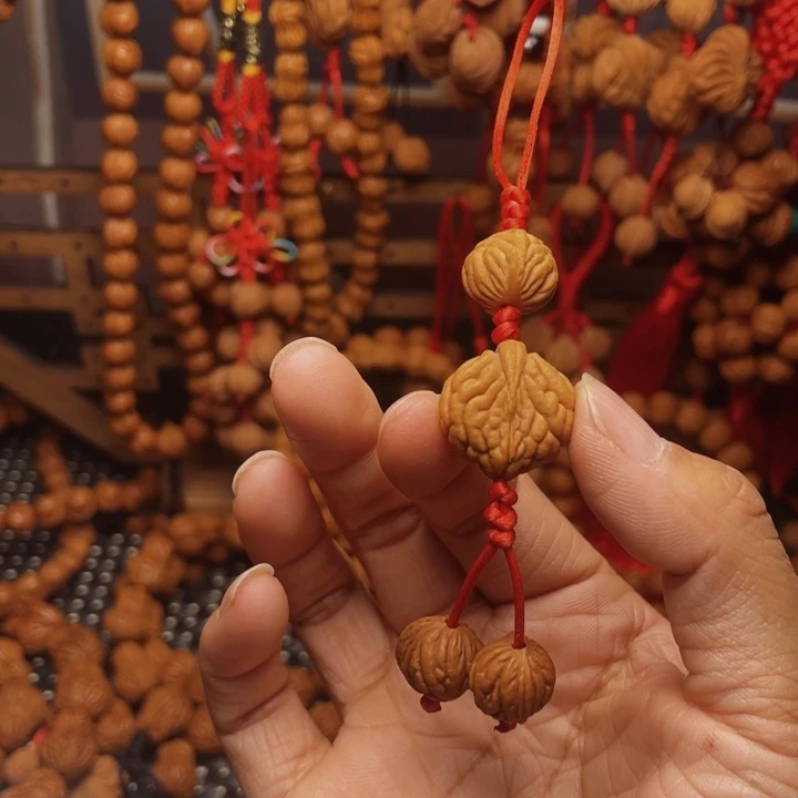 木质类龙纹桃枭挂件