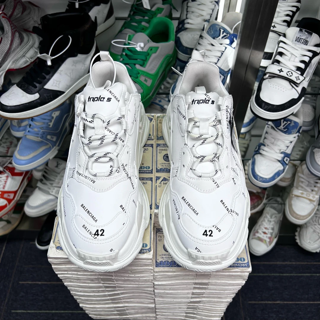 全新未使用 Balenciaga/巴黎世家 TRIPLES 原盒 尺码/42 YH11341