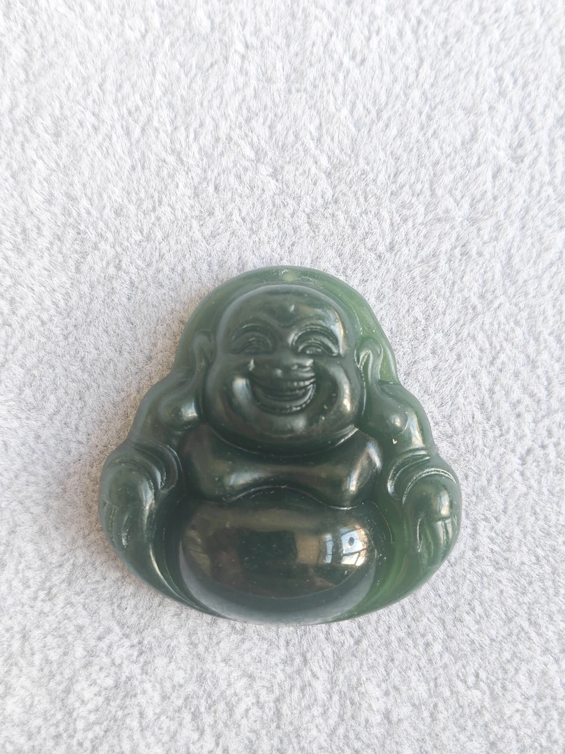天然岫玉绿冰笑佛，尺寸43*43*11mm，栓好绳子发货，批发价格