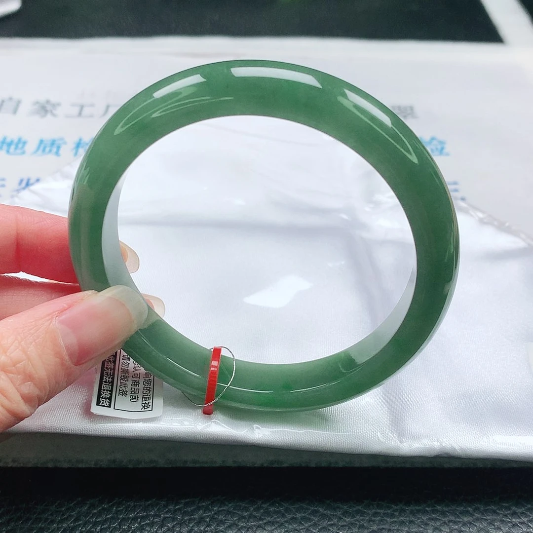Z***青翡翠手镯未镶嵌60圈