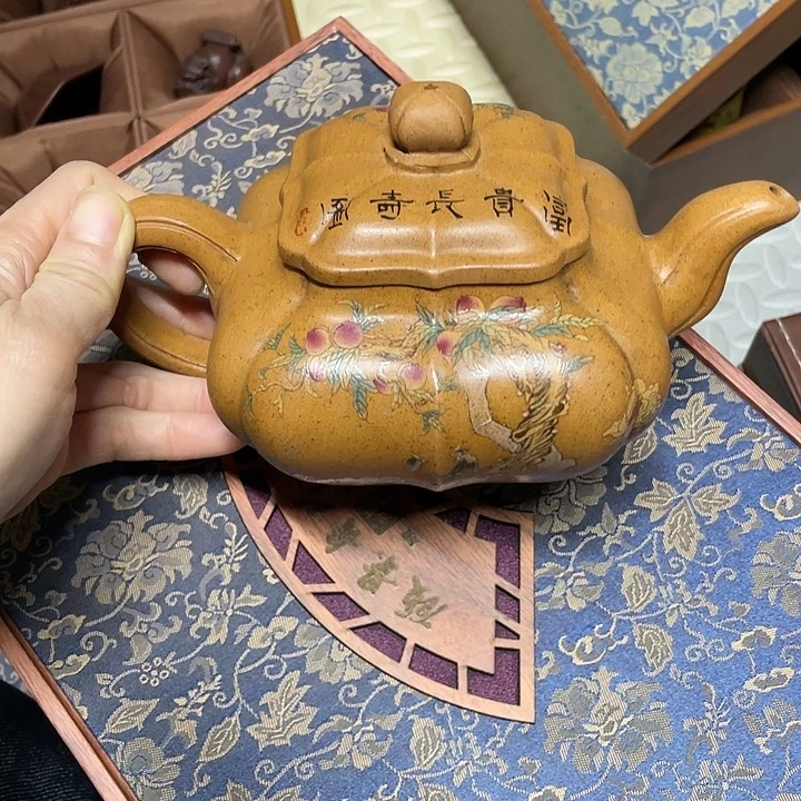 茶壶紫砂原矿泥料，手工制作的一把紫砂壶。