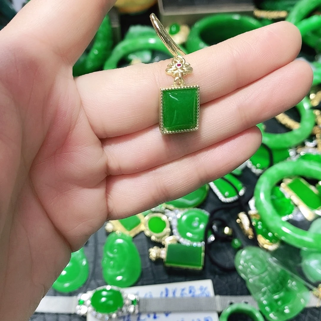 王***红翡翠未镶嵌戒指耳钉