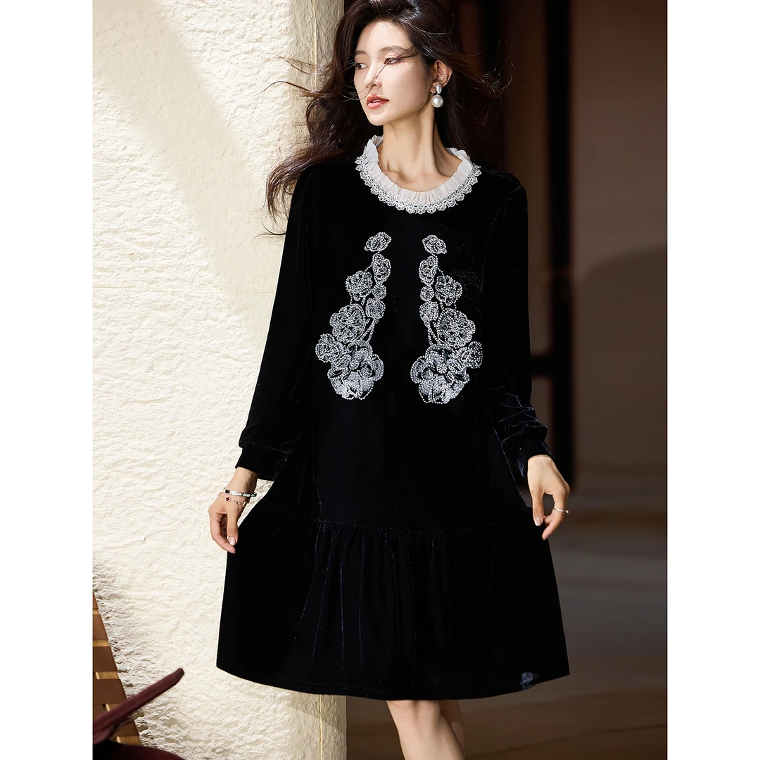 刺绣钉珠丝绒连衣裙女秋季新款复古气质花边领宽松赫本风小黑裙子