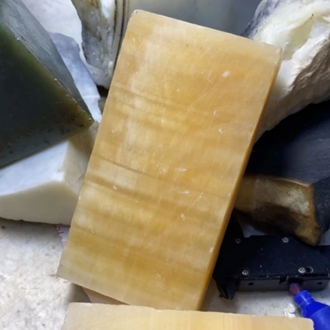 透闪石质玉未镶嵌珠宝奇石