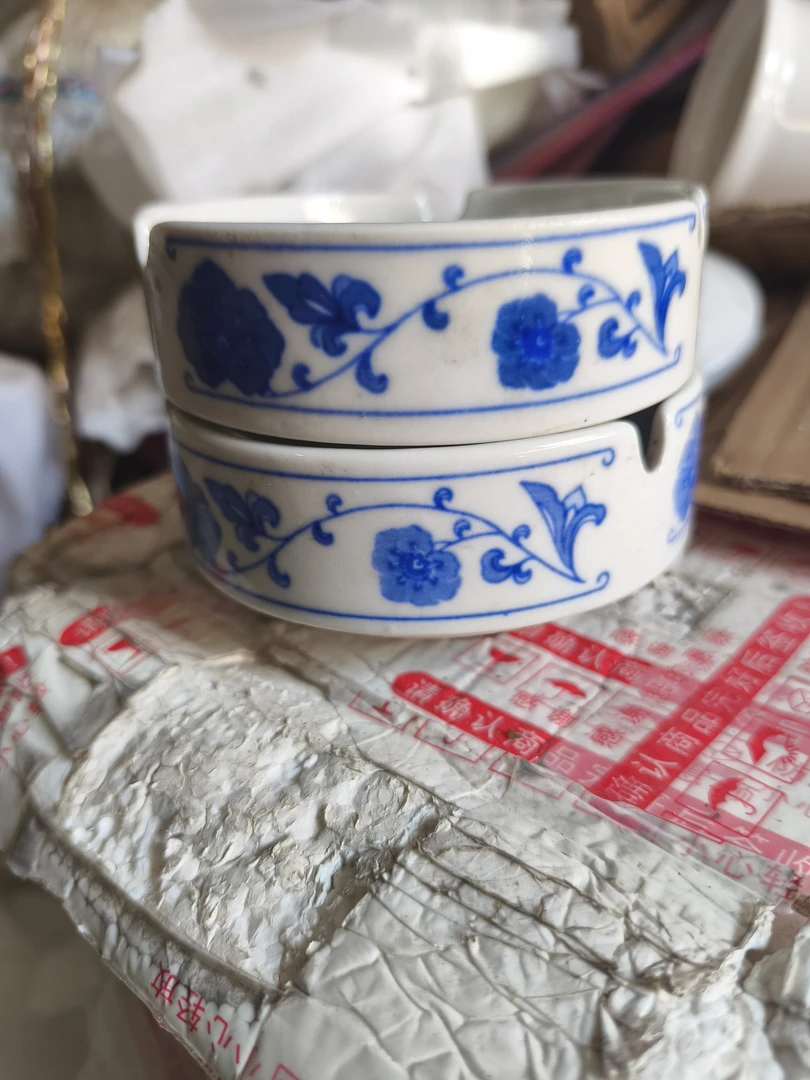 青花烟灰缸，标价发两个，有轻微失圆微瑕介意勿拍，