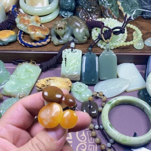 未镶嵌蛇纹石玉颈饰