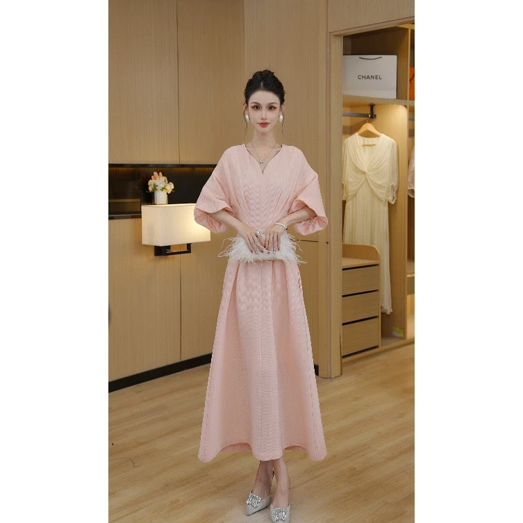 蜜桃乌龙 2025新款公主风收腰显瘦优雅V领中袖透气连衣裙女