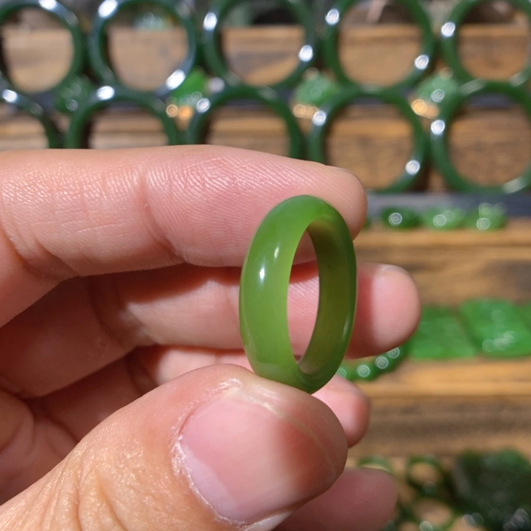 【闪购商品】吊坠(不含链)未镶嵌和田玉俄料阳绿戒圈 16.5/4.9